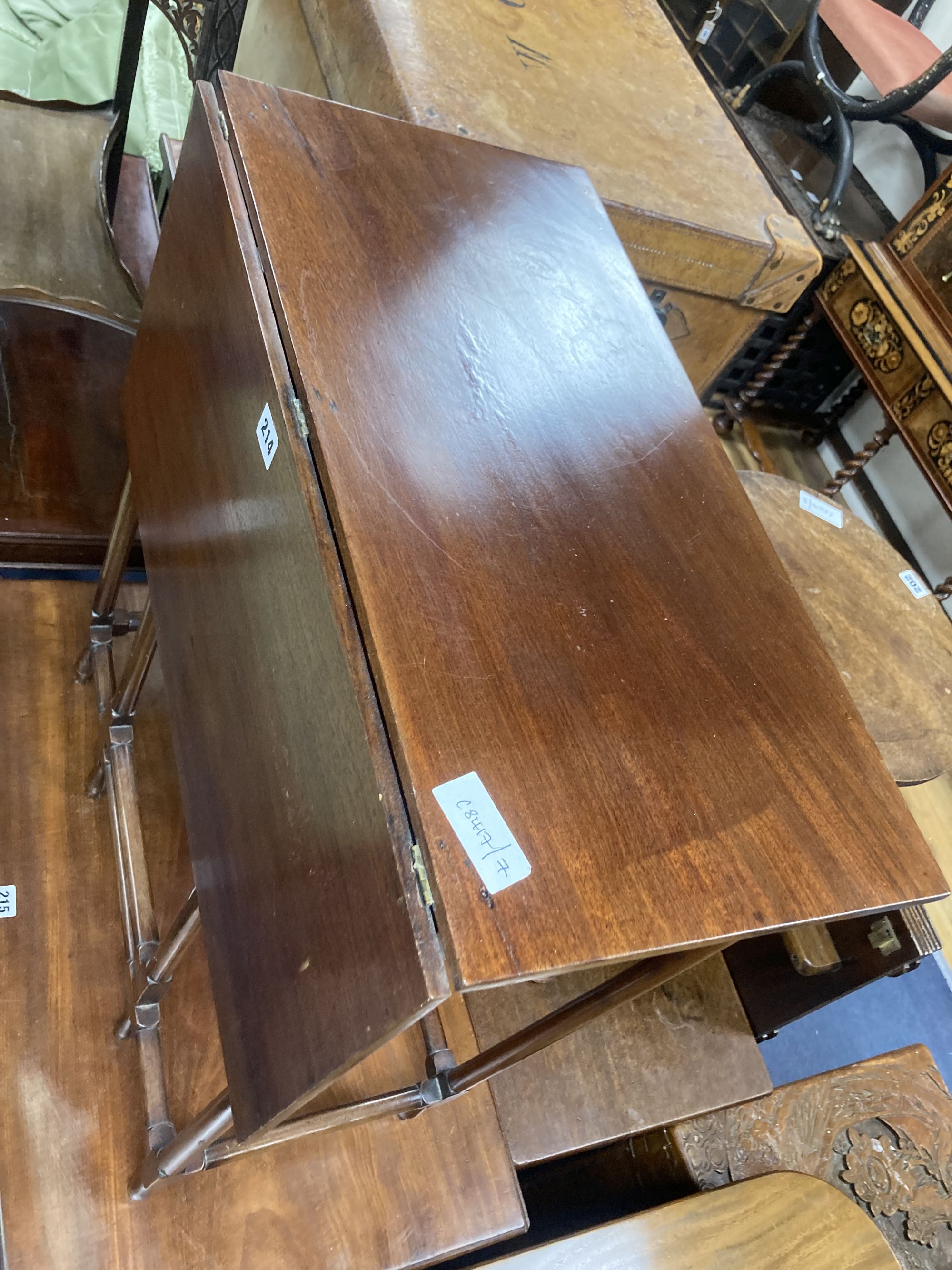 An Edwardian mahogany single drop flap spider table, width 60cm, depth 31cm, height 72cm